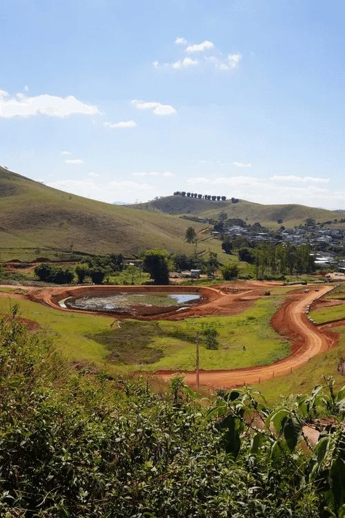 Bacia do lago do Vale dos Passos em formação, vista do alto, com Bicas/MG ao fundo