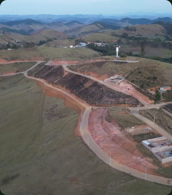 Vista aérea do Portal de Bicas, primeiro bairro planejado de Bicas/MG, com ruas pavimentadas e infraestrutura concluída