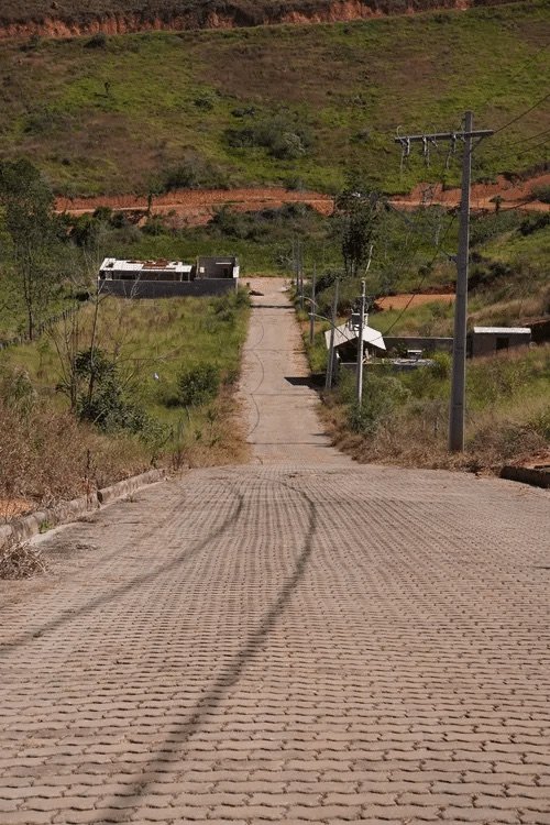 Conjunto de infraestrutura entregue no Portal de Bicas: pavimentação, meio-fio, rede elétrica e iluminação, em Bicas/MG