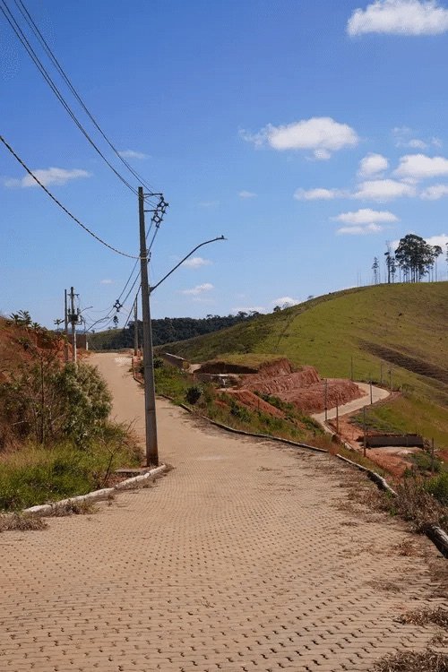 Luminárias públicas instaladas ao longo das vias do Portal de Bicas, em Bicas/MG