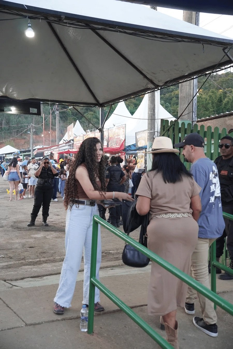 Movimento de visitantes na ExpoBicas 2026, feira regional em Bicas/MG