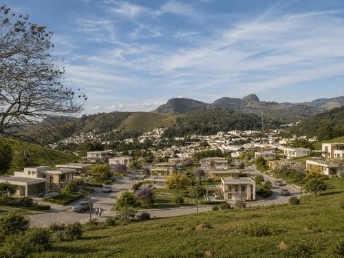 Projeto do Portal de Tombos na encosta, com a cidade de Tombos/MG e a serra ao fundo
