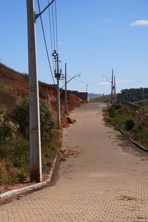 Rua pavimentada entre as quadras do Portal de Bicas, em Bicas/MG