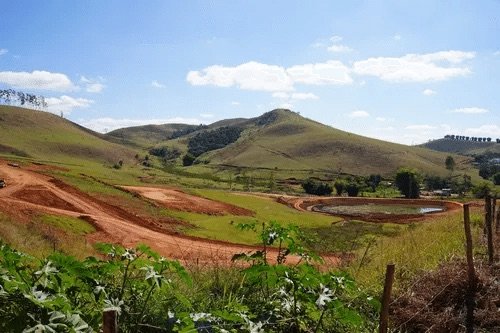 Terraplenagem das vias do Vale dos Passos e contorno do lago em execução, em Bicas/MG