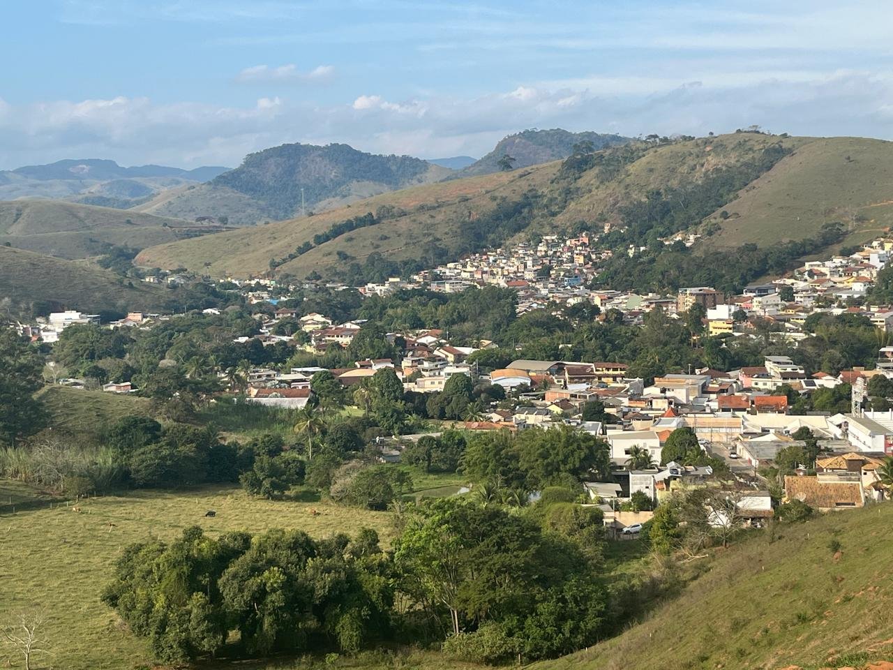 Vista do centro de Tombos/MG e do estádio de futebol a partir do terreno do Portal de Tombos